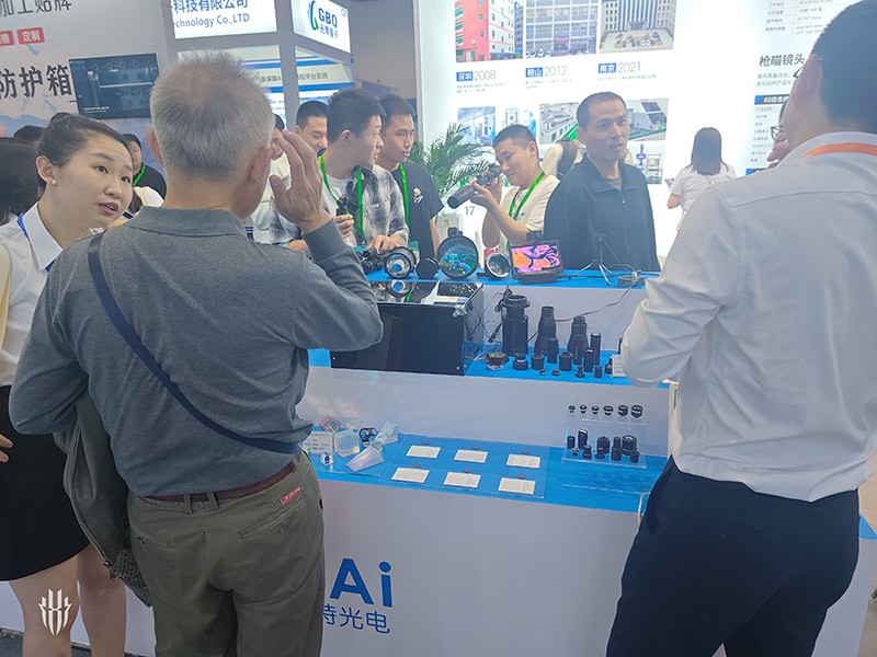 激埃特工作人員為現場人員講解